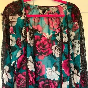 WHBM v neck blouse w/ lace sleeves,